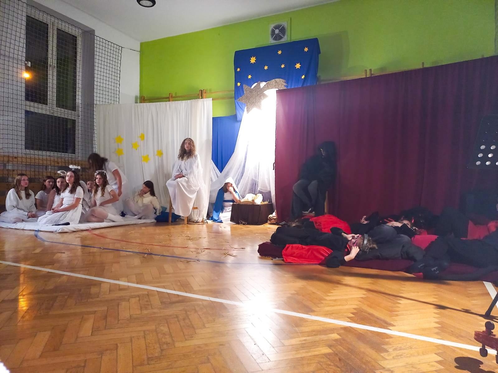 Zdjęcie w galerii na portalu naszraciborz.pl: Jasełka i kiermasz na Płoni wiadomości z regionu