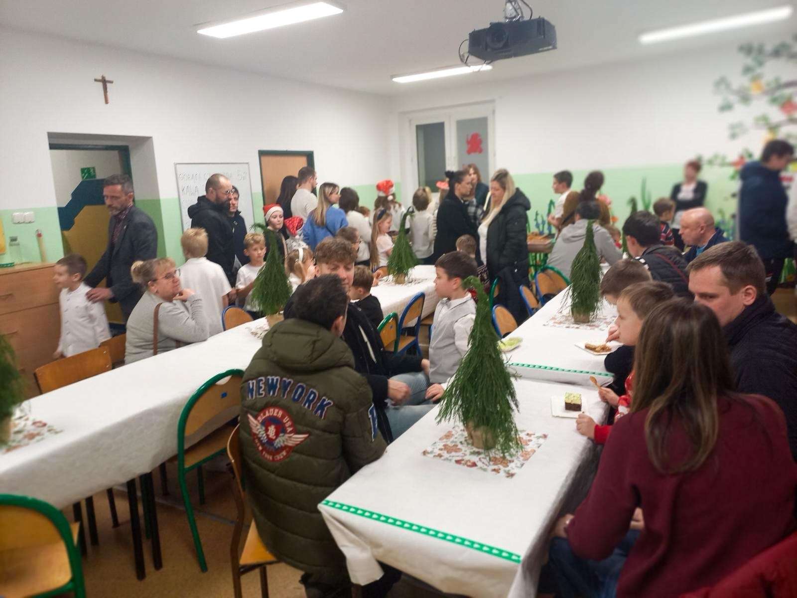 Zdjęcie w galerii na portalu naszraciborz.pl: Jasełka i kiermasz na Płoni wiadomości z regionu