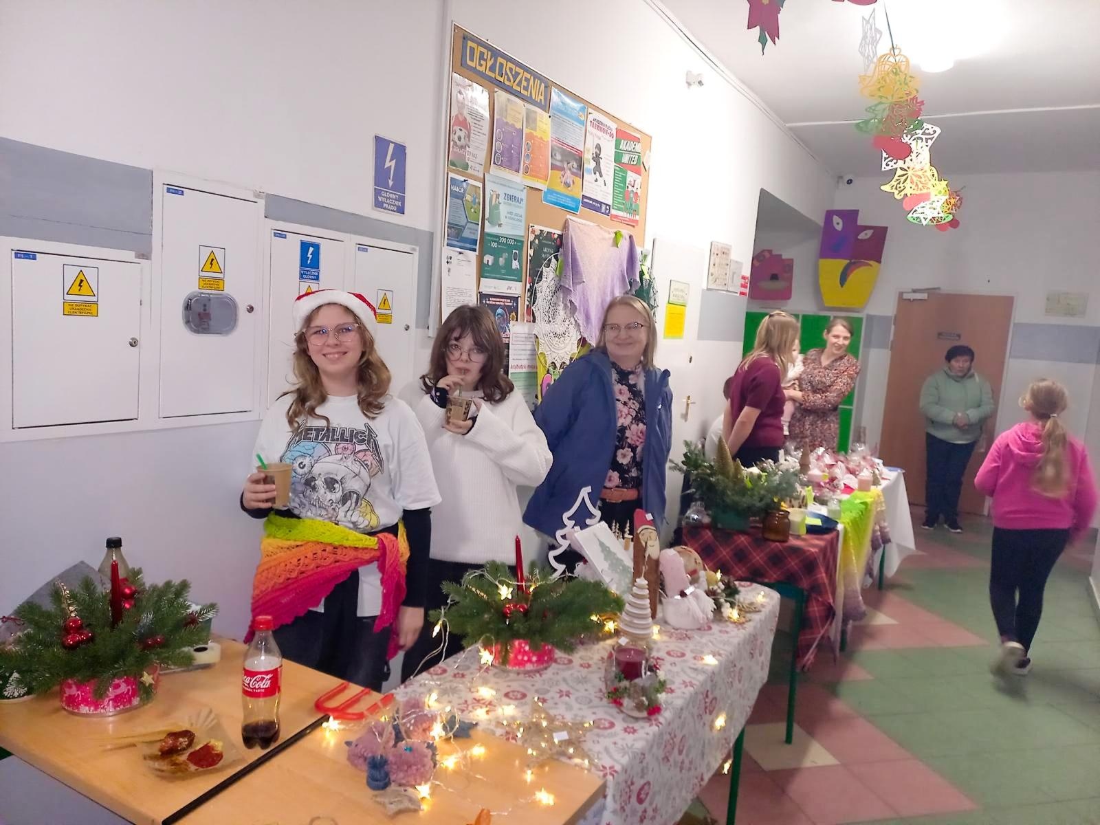 Zdjęcie w galerii na portalu naszraciborz.pl: Jasełka i kiermasz na Płoni wiadomości z regionu