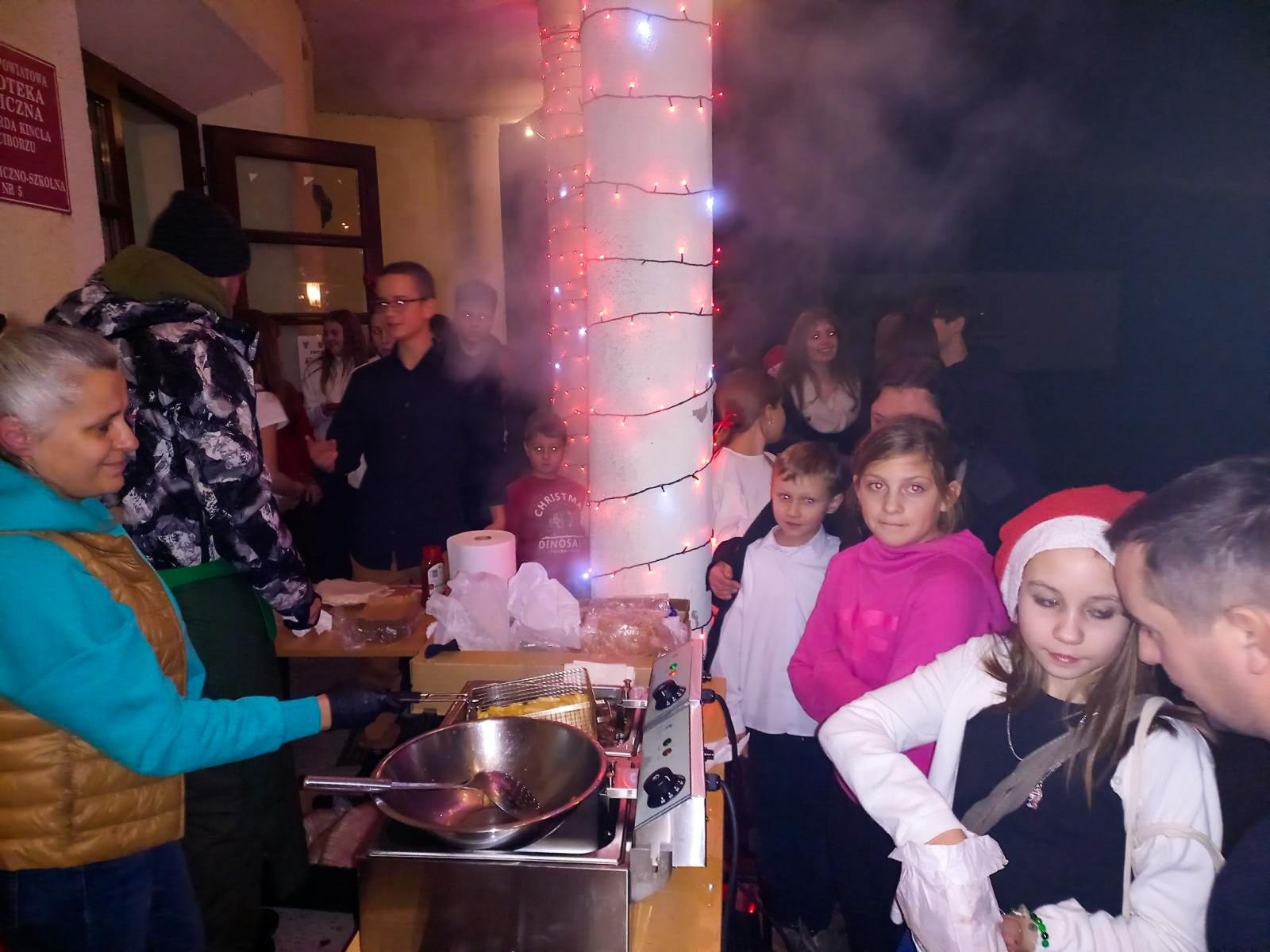 Zdjęcie w galerii na portalu naszraciborz.pl: Jasełka i kiermasz na Płoni wiadomości z regionu