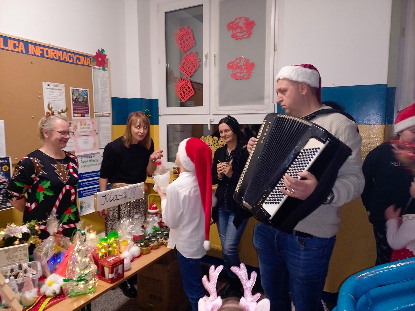 Zdjęcie w galerii na portalu naszraciborz.pl: Jasełka i kiermasz na Płoni wiadomości z regionu