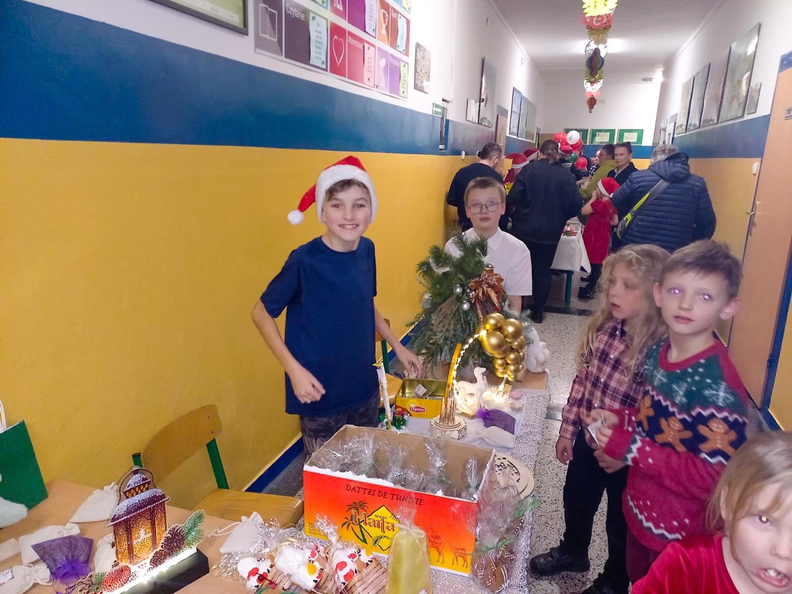 Zdjęcie w galerii na portalu naszraciborz.pl: Jasełka i kiermasz na Płoni wiadomości z regionu