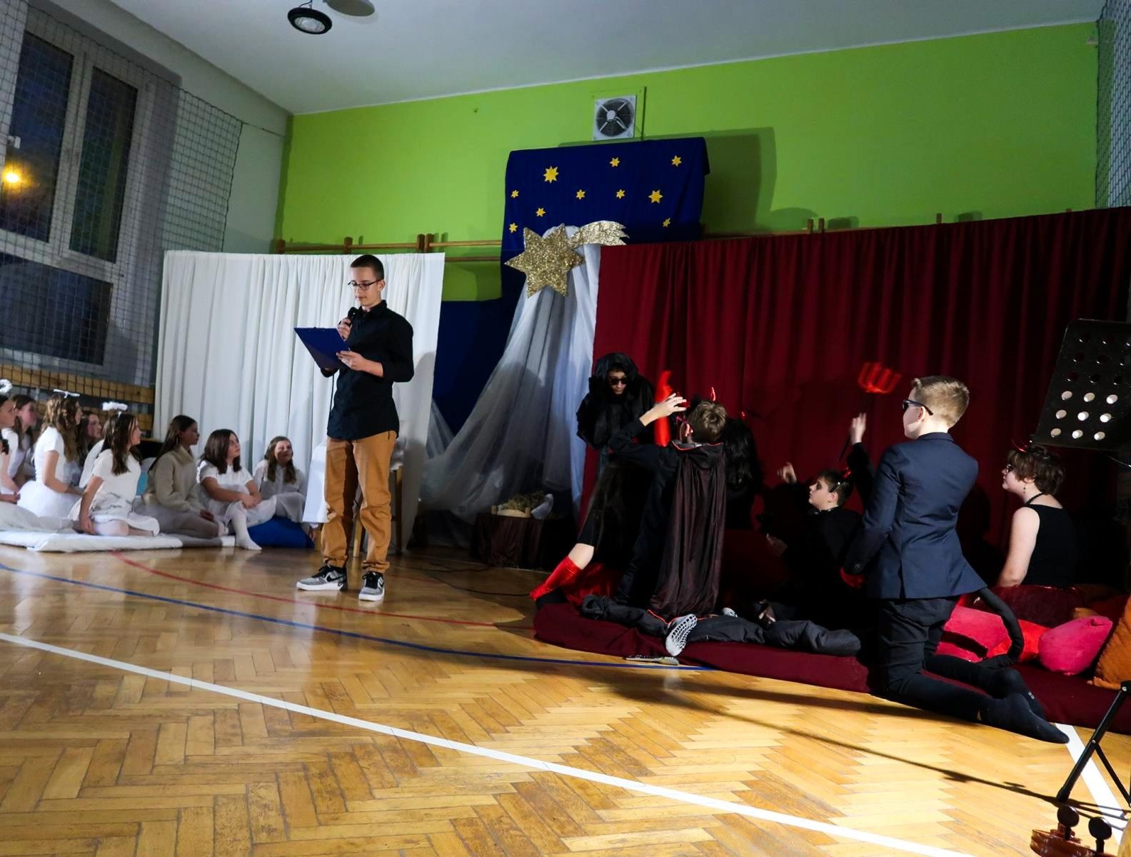 Zdjęcie w galerii na portalu naszraciborz.pl: Jasełka i kiermasz na Płoni wiadomości z regionu