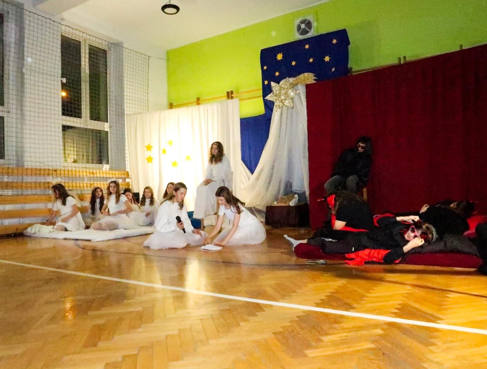 Zdjęcie w galerii na portalu naszraciborz.pl: Jasełka i kiermasz na Płoni wiadomości z regionu