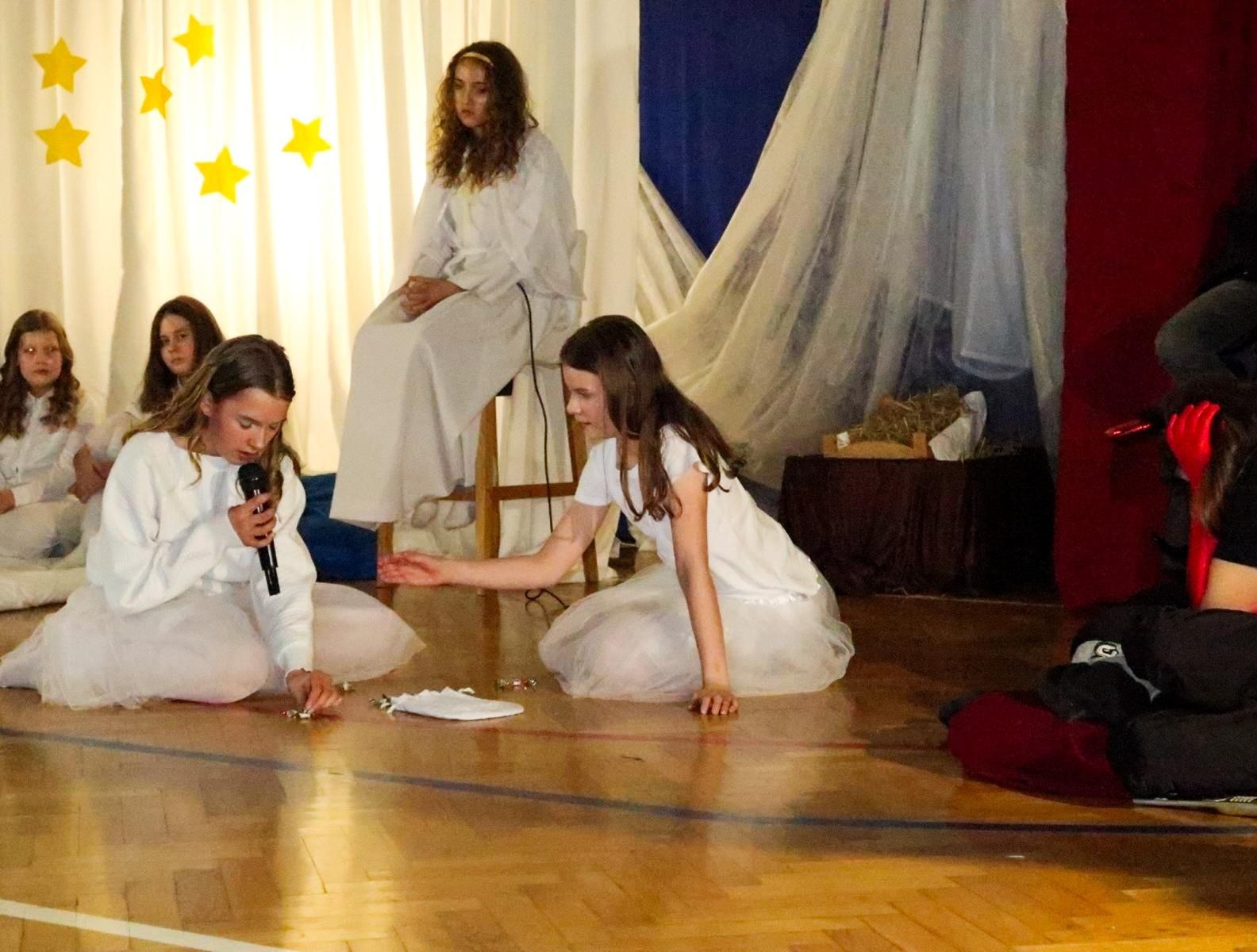 Zdjęcie w galerii na portalu naszraciborz.pl: Jasełka i kiermasz na Płoni wiadomości z regionu