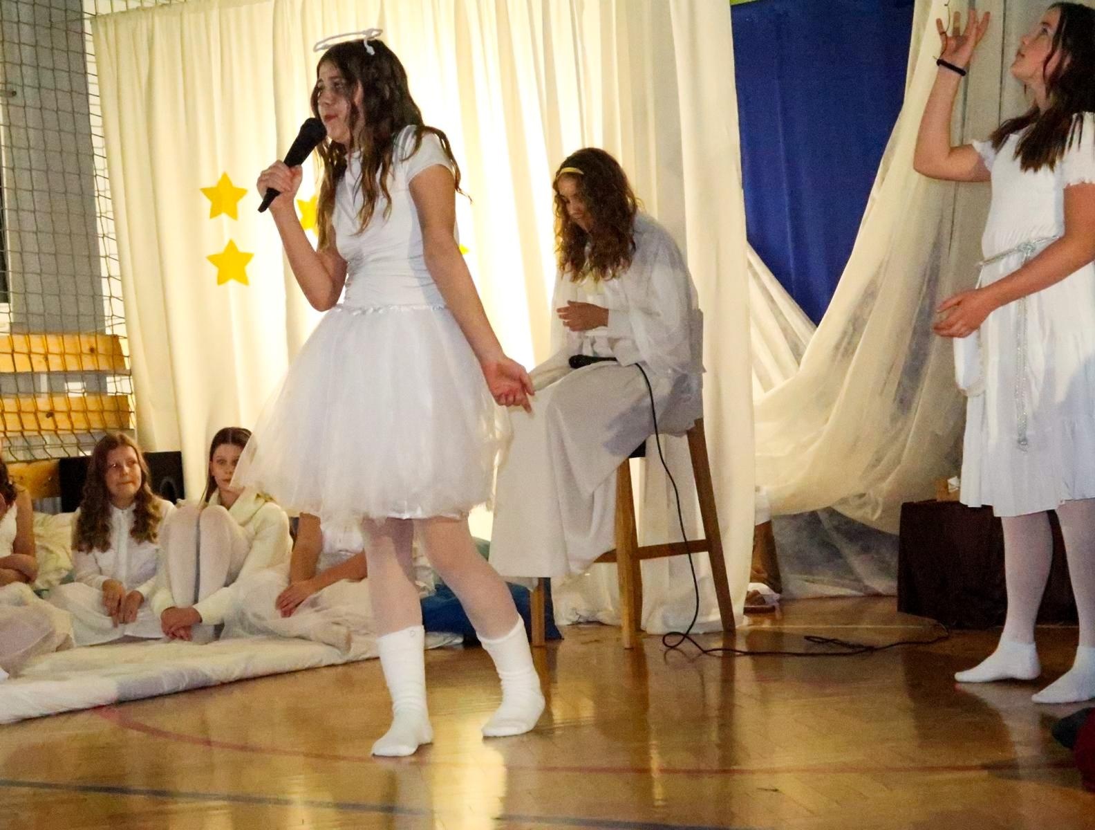 Zdjęcie w galerii na portalu naszraciborz.pl: Jasełka i kiermasz na Płoni wiadomości z regionu