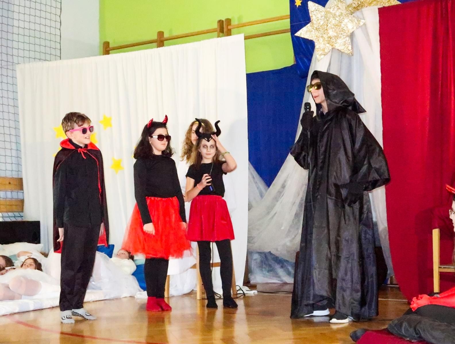 Zdjęcie w galerii na portalu naszraciborz.pl: Jasełka i kiermasz na Płoni wiadomości z regionu