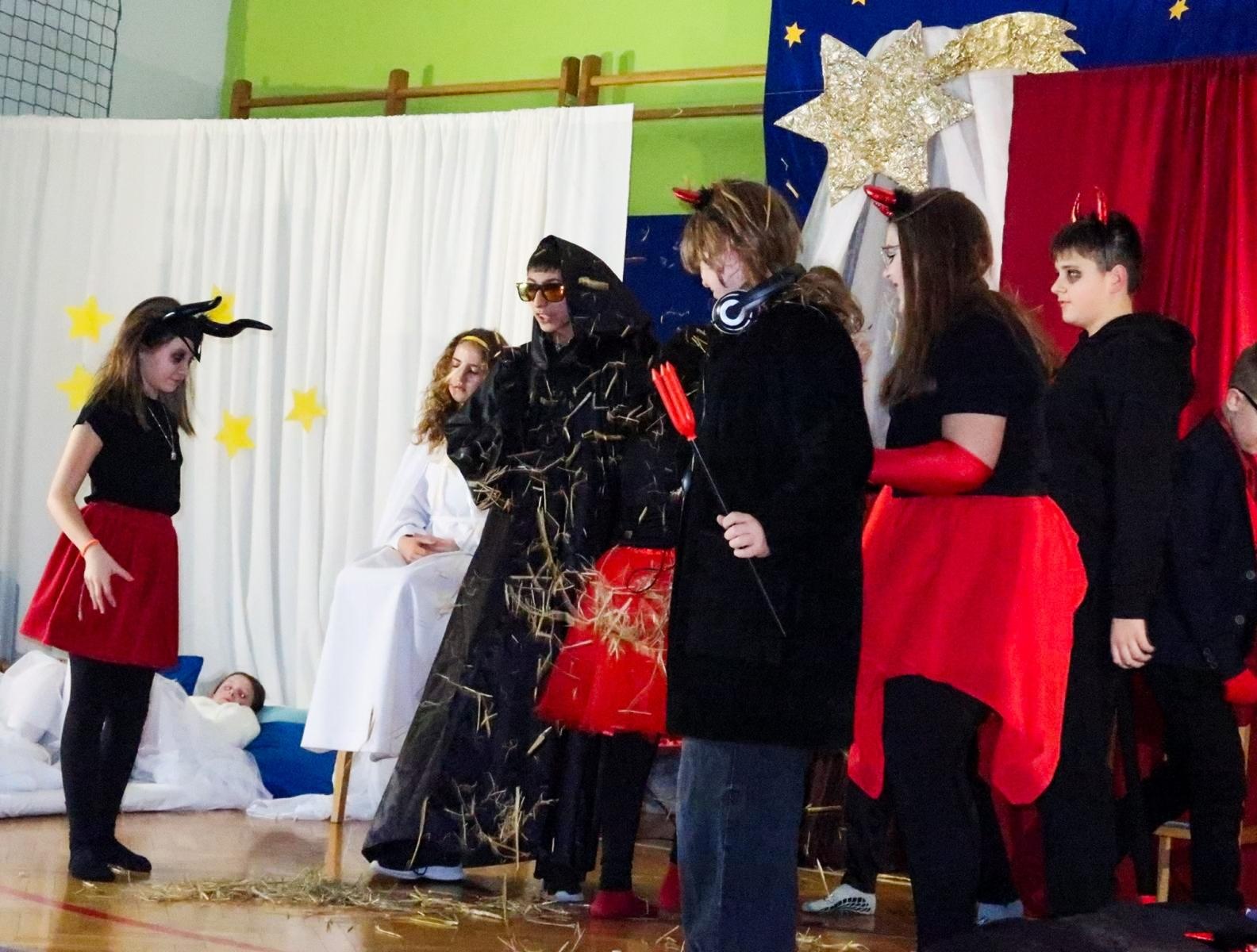 Zdjęcie w galerii na portalu naszraciborz.pl: Jasełka i kiermasz na Płoni wiadomości z regionu