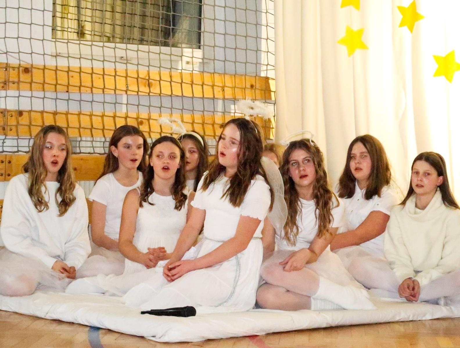 Zdjęcie w galerii na portalu naszraciborz.pl: Jasełka i kiermasz na Płoni wiadomości z regionu