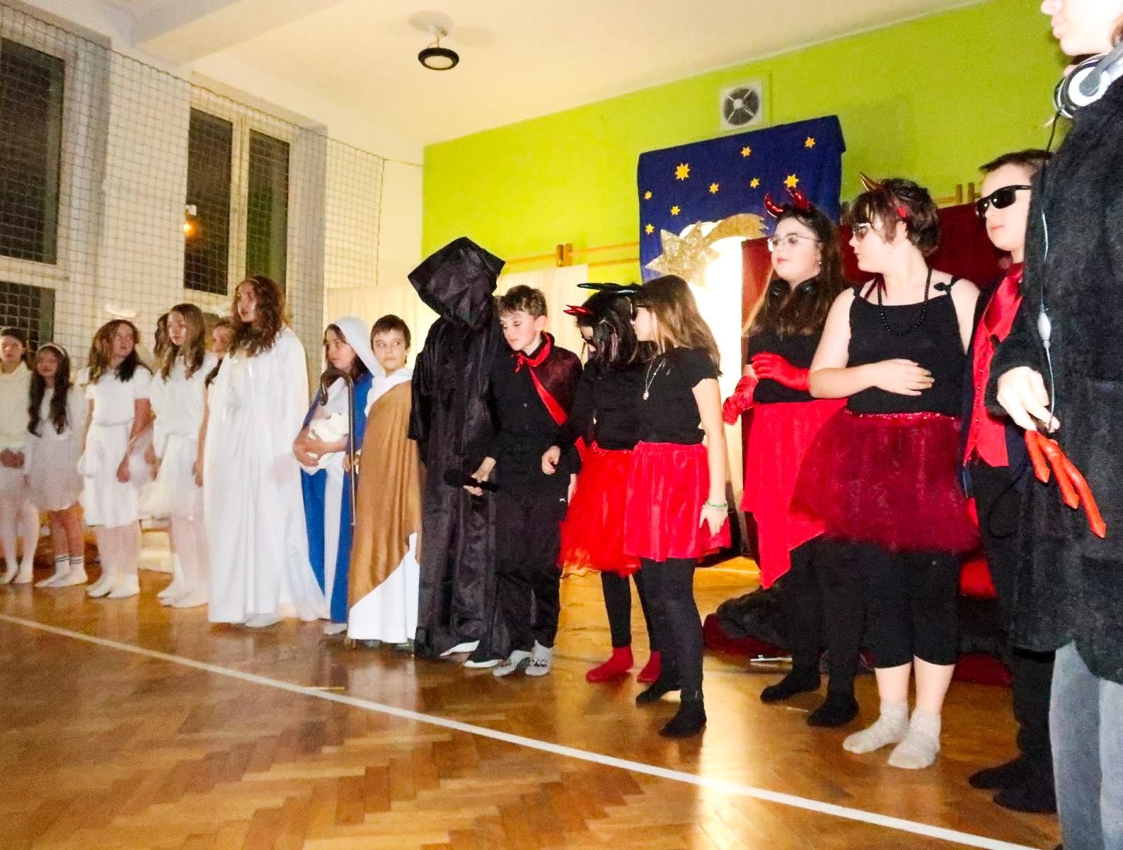 Zdjęcie w galerii na portalu naszraciborz.pl: Jasełka i kiermasz na Płoni wiadomości z regionu