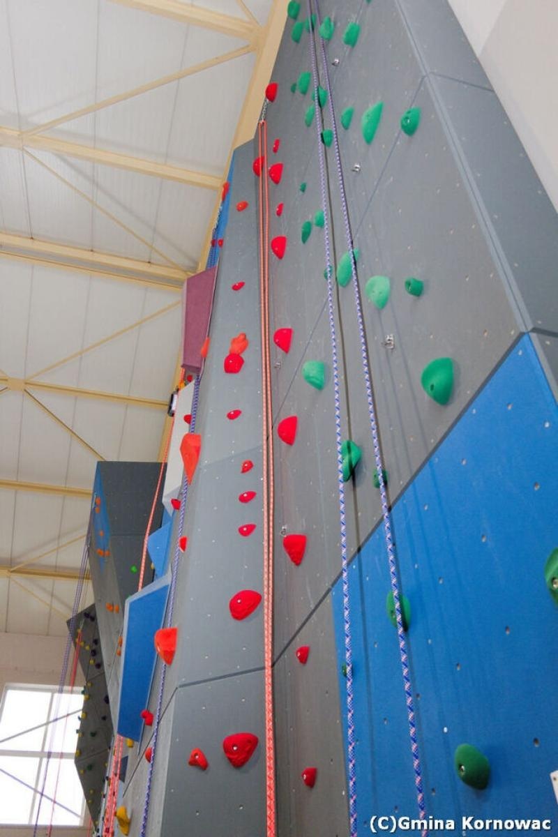 Zdjęcie w galerii na portalu naszraciborz.pl: Nowoczesna ścianka wspinaczkowa otwarta w Kornowacu wiadomości z regionu