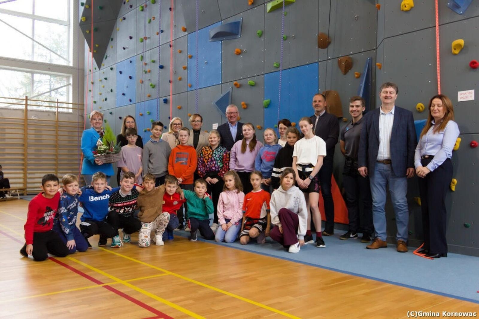 Zdjęcie w galerii na portalu naszraciborz.pl: Nowoczesna ścianka wspinaczkowa otwarta w Kornowacu wiadomości z regionu