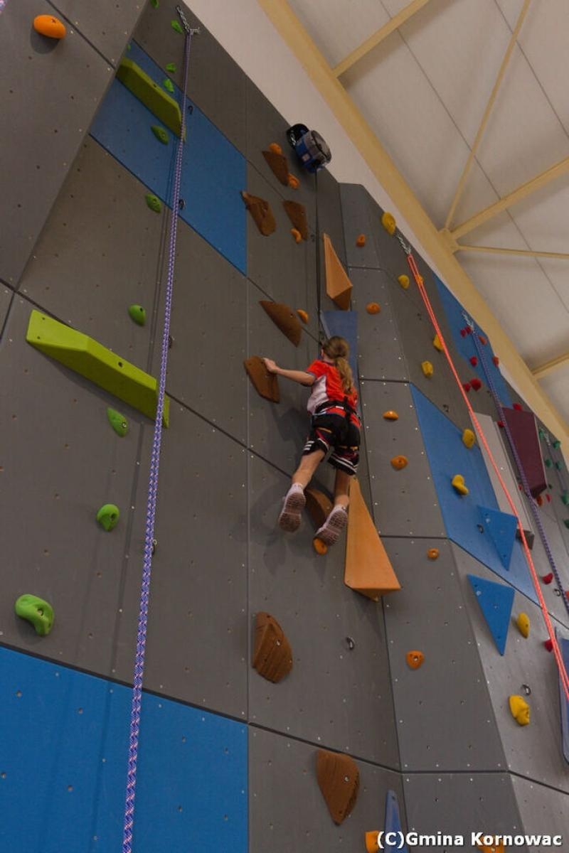 Zdjęcie w galerii na portalu naszraciborz.pl: Nowoczesna ścianka wspinaczkowa otwarta w Kornowacu wiadomości z regionu