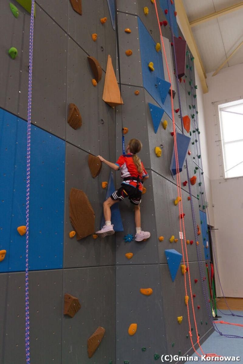 Zdjęcie w galerii na portalu naszraciborz.pl: Nowoczesna ścianka wspinaczkowa otwarta w Kornowacu wiadomości z regionu