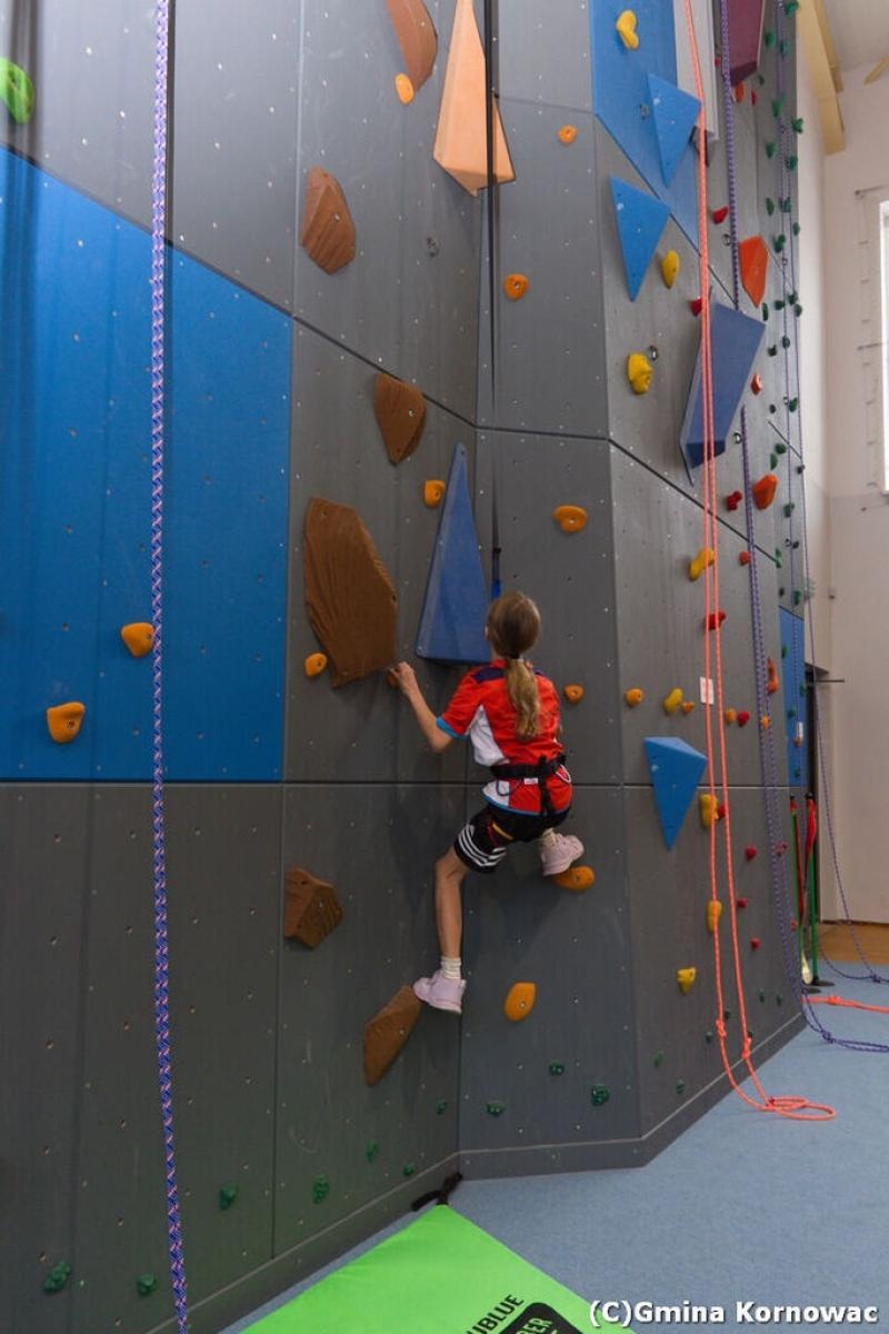 Zdjęcie w galerii na portalu naszraciborz.pl: Nowoczesna ścianka wspinaczkowa otwarta w Kornowacu wiadomości z regionu