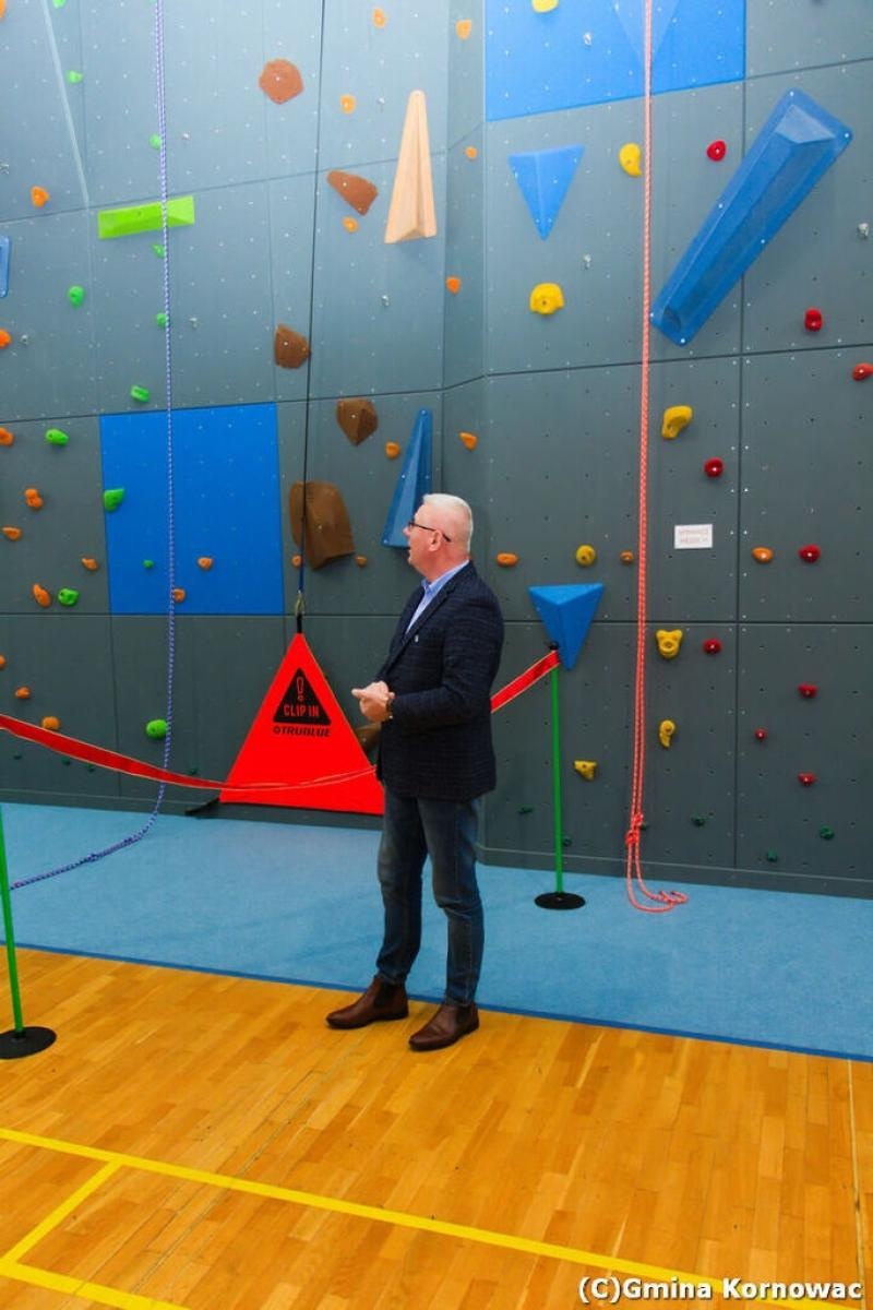 Zdjęcie w galerii na portalu naszraciborz.pl: Nowoczesna ścianka wspinaczkowa otwarta w Kornowacu wiadomości z regionu