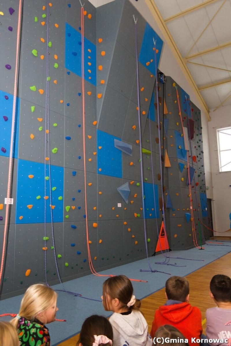 Zdjęcie w galerii na portalu naszraciborz.pl: Nowoczesna ścianka wspinaczkowa otwarta w Kornowacu wiadomości z regionu