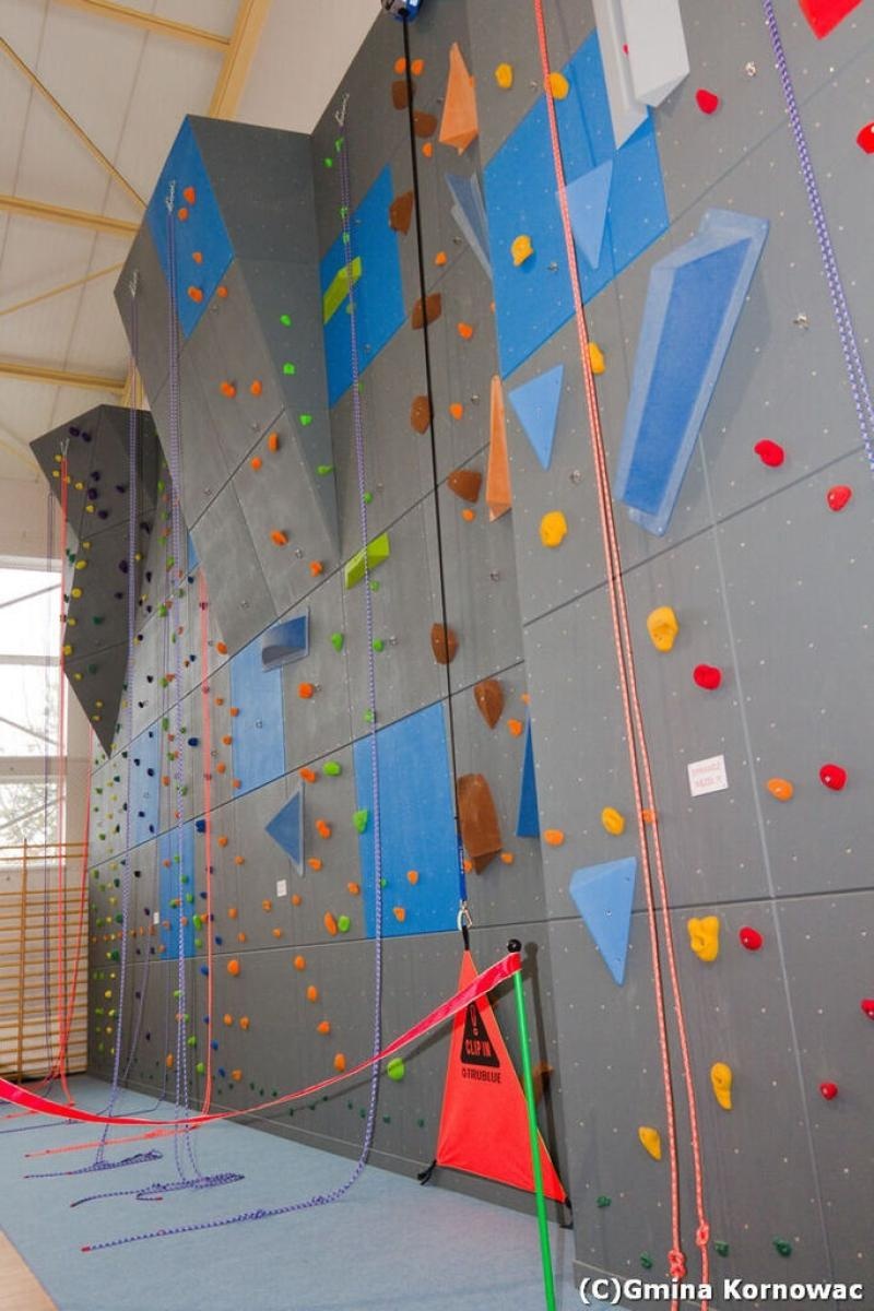 Zdjęcie w galerii na portalu naszraciborz.pl: Nowoczesna ścianka wspinaczkowa otwarta w Kornowacu wiadomości z regionu