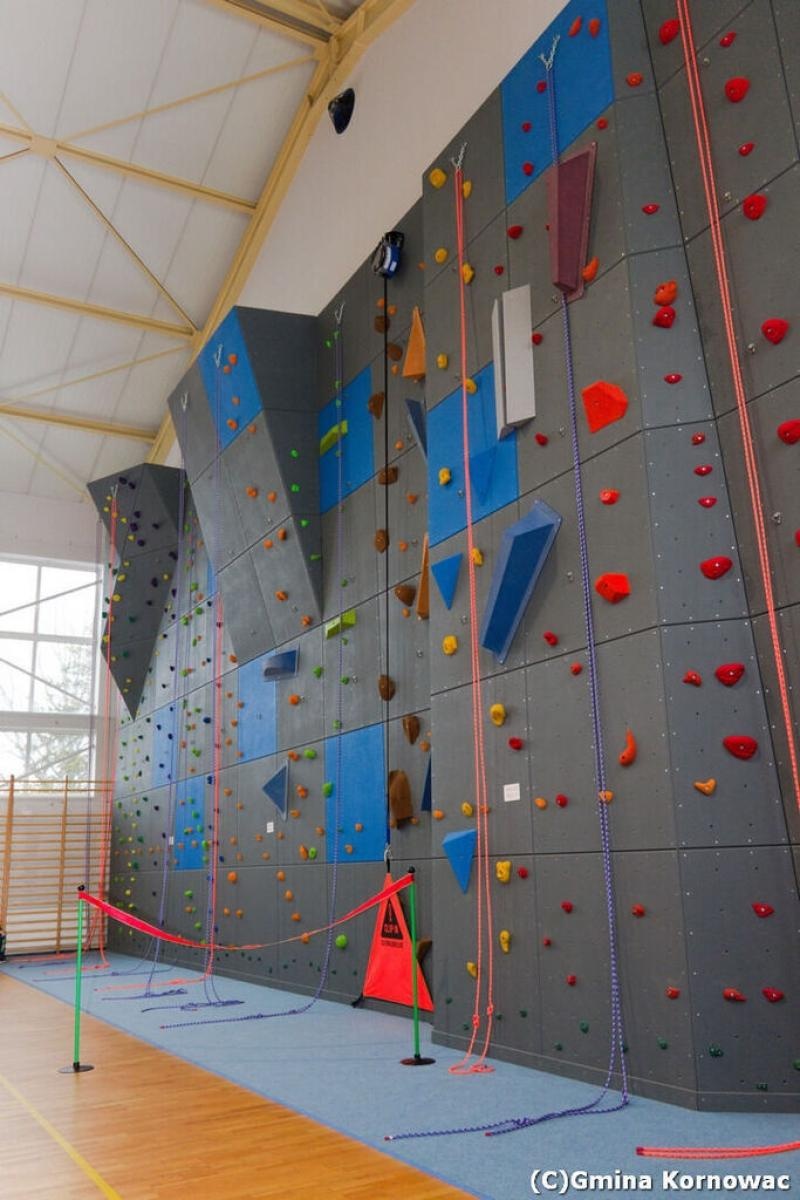 Zdjęcie w galerii na portalu naszraciborz.pl: Nowoczesna ścianka wspinaczkowa otwarta w Kornowacu wiadomości z regionu