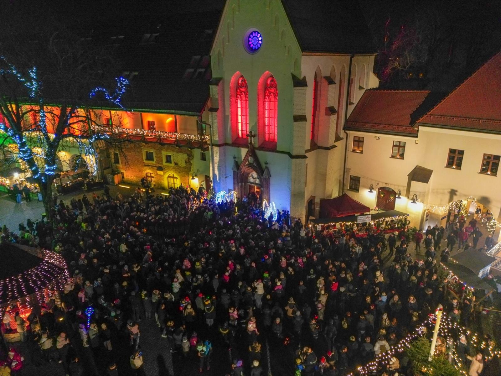Zdjęcie w galerii na portalu naszraciborz.pl: Zamkowa parada świętego Mikołaja przyciągnęła tłumy. W niedzielę wystąpi TOBY [FOTO i WIDEO] wiadomości z regionu