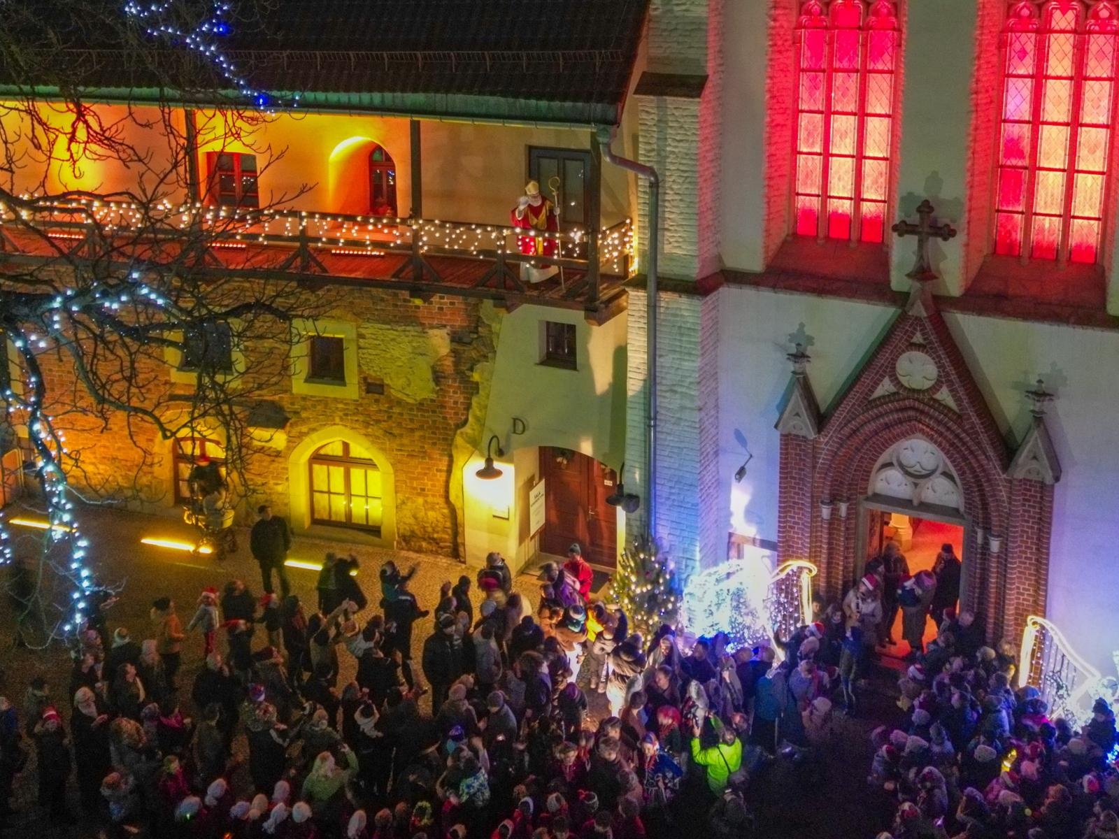 Zdjęcie w galerii na portalu naszraciborz.pl: Zamkowa parada świętego Mikołaja przyciągnęła tłumy. W niedzielę wystąpi TOBY [FOTO i WIDEO] wiadomości z regionu