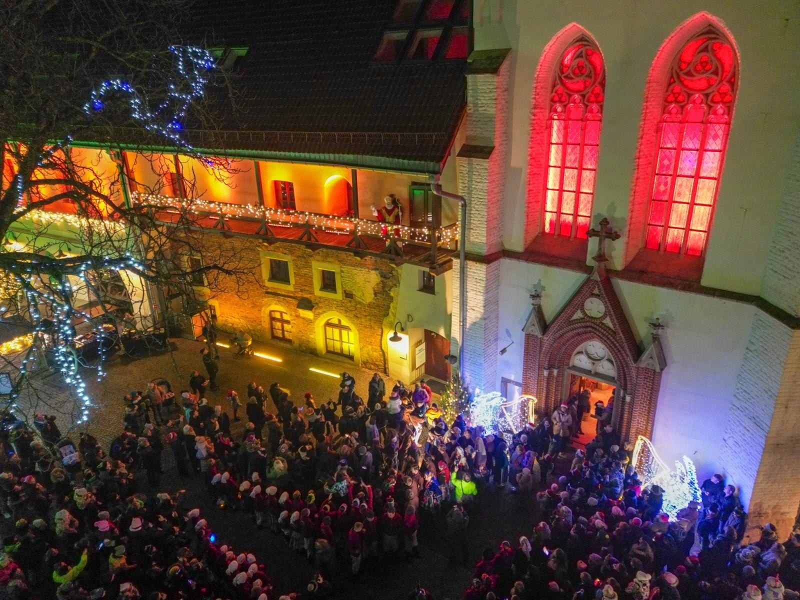 Zdjęcie w galerii na portalu naszraciborz.pl: Zamkowa parada świętego Mikołaja przyciągnęła tłumy. W niedzielę wystąpi TOBY [FOTO i WIDEO] wiadomości z regionu