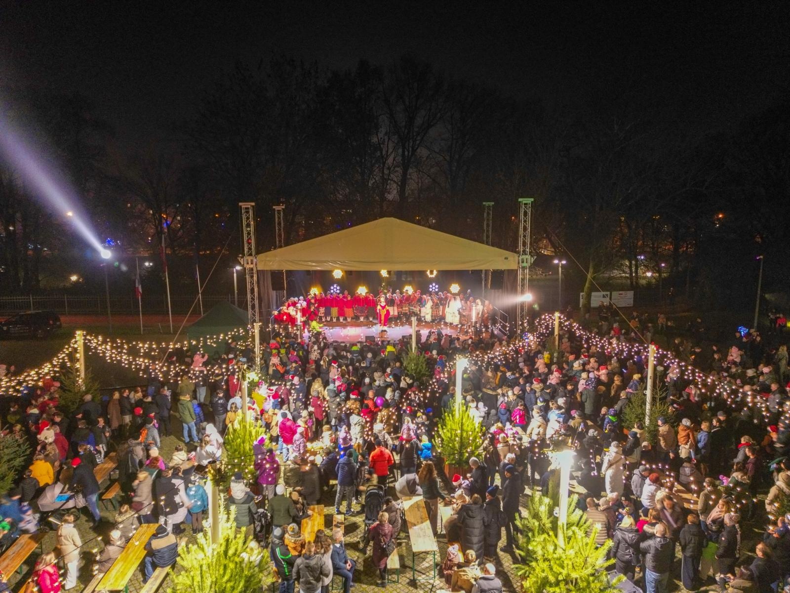 Zdjęcie w galerii na portalu naszraciborz.pl: Zamkowa parada świętego Mikołaja przyciągnęła tłumy. W niedzielę wystąpi TOBY [FOTO i WIDEO] wiadomości z regionu