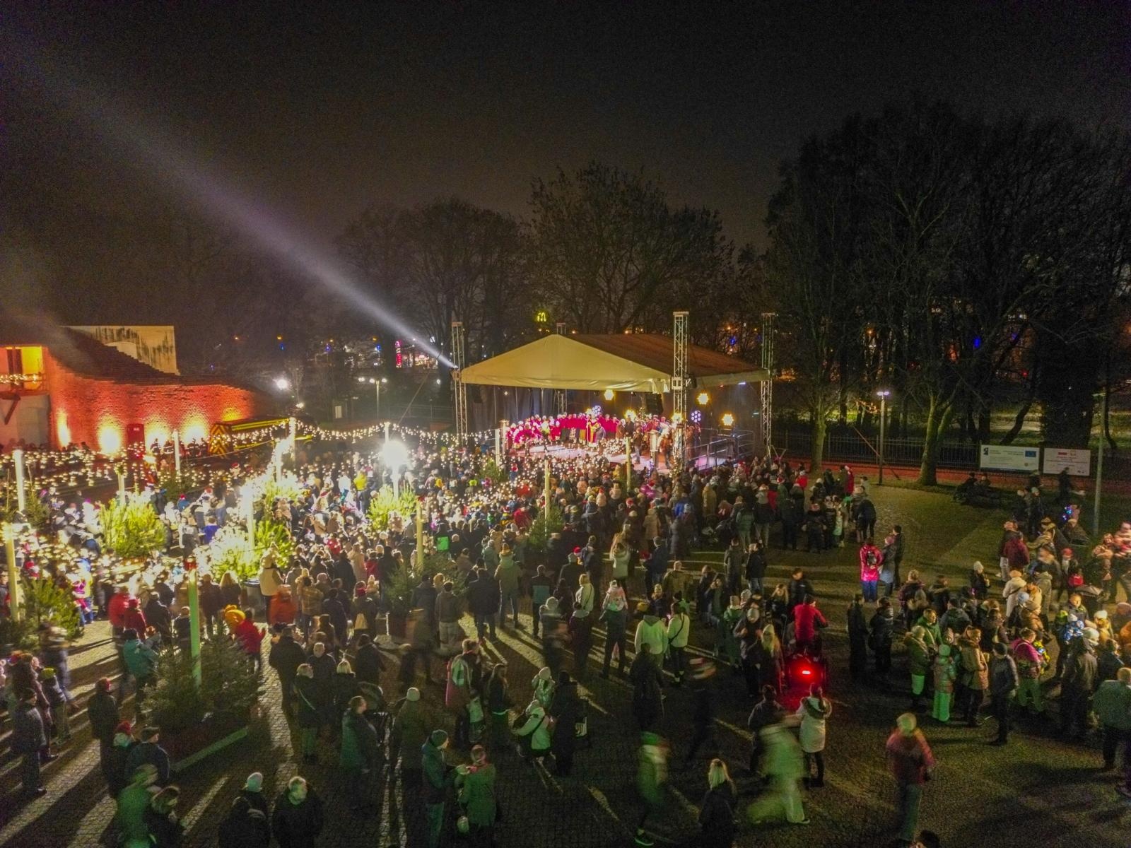 Zdjęcie w galerii na portalu naszraciborz.pl: Zamkowa parada świętego Mikołaja przyciągnęła tłumy. W niedzielę wystąpi TOBY [FOTO i WIDEO] wiadomości z regionu