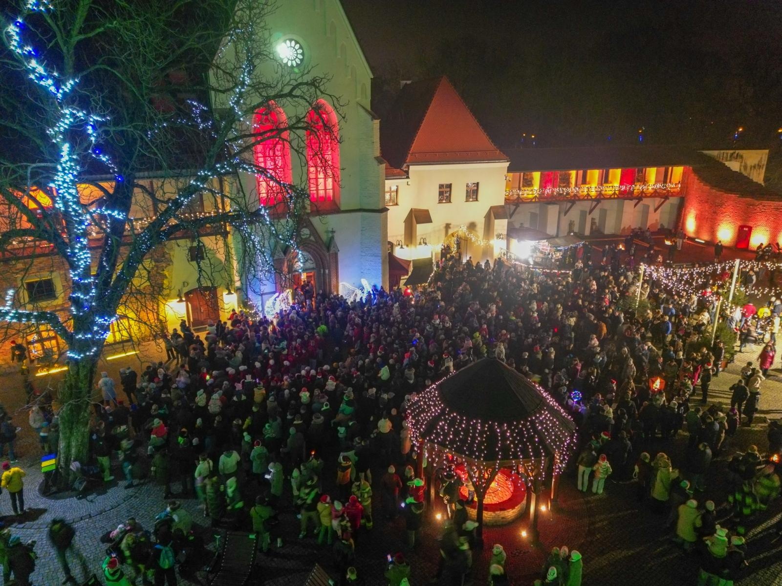 Zdjęcie w galerii na portalu naszraciborz.pl: Zamkowa parada świętego Mikołaja przyciągnęła tłumy. W niedzielę wystąpi TOBY [FOTO i WIDEO] wiadomości z regionu