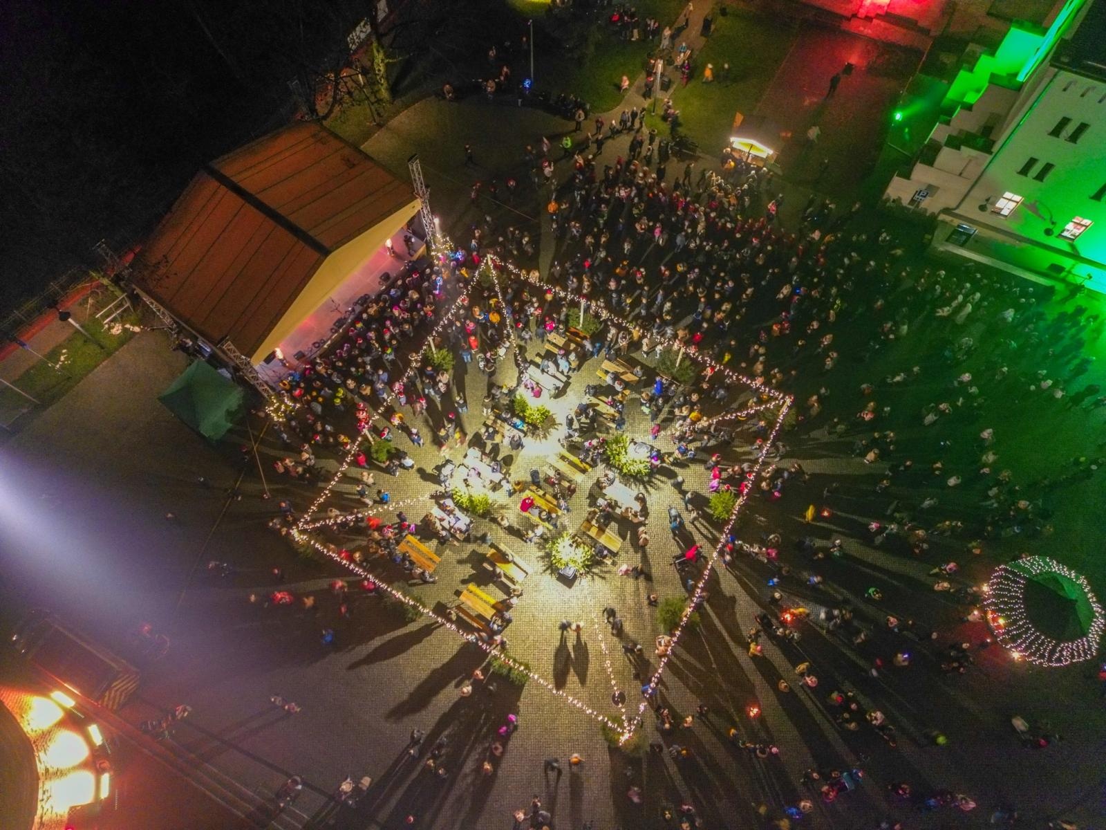 Zdjęcie w galerii na portalu naszraciborz.pl: Zamkowa parada świętego Mikołaja przyciągnęła tłumy. W niedzielę wystąpi TOBY [FOTO i WIDEO] wiadomości z regionu