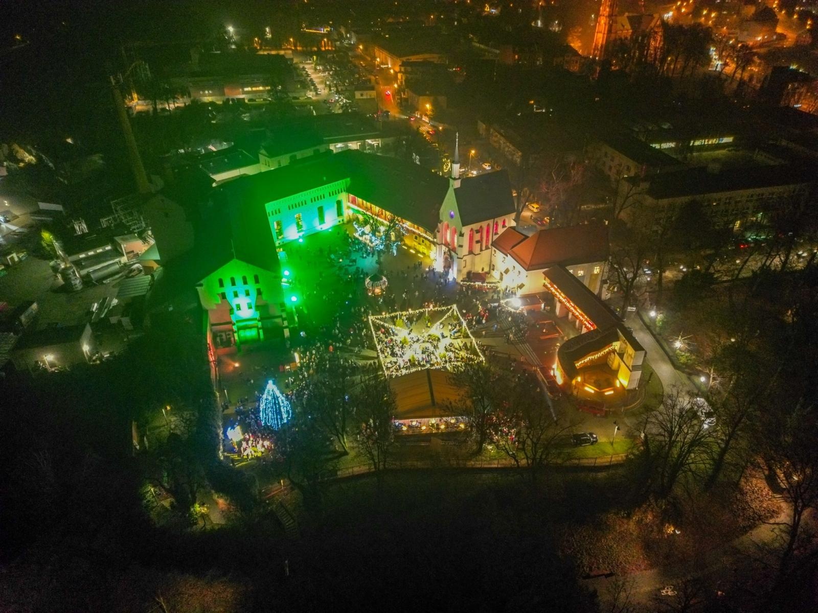 Zdjęcie w galerii na portalu naszraciborz.pl: Zamkowa parada świętego Mikołaja przyciągnęła tłumy. W niedzielę wystąpi TOBY [FOTO i WIDEO] wiadomości z regionu