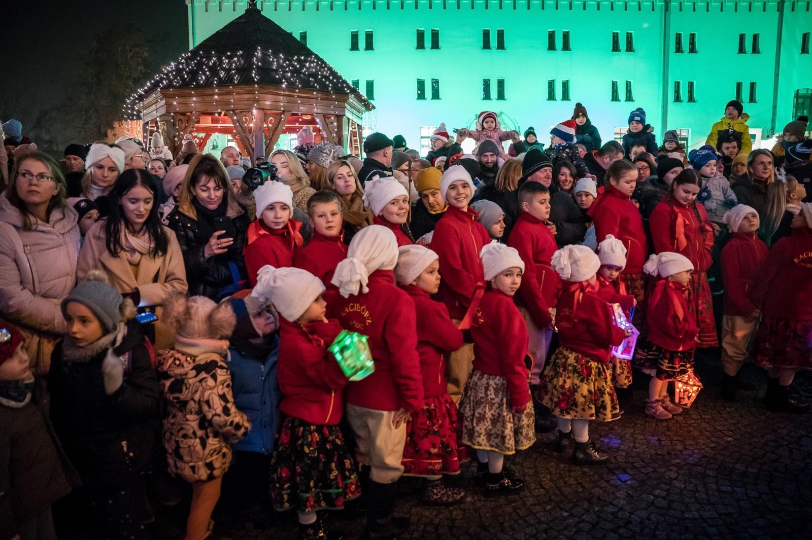 Zdjęcie w galerii na portalu naszraciborz.pl: Zamkowa parada świętego Mikołaja przyciągnęła tłumy. W niedzielę wystąpi TOBY [FOTO i WIDEO] wiadomości z regionu