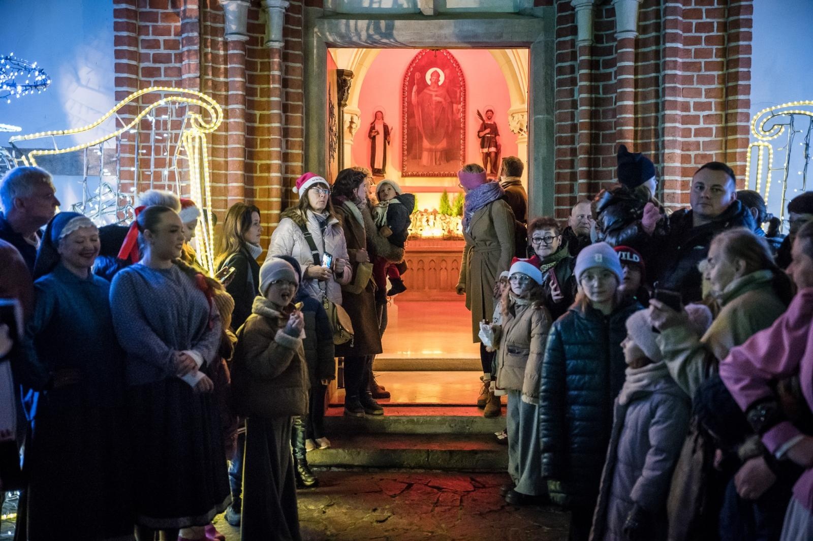 Zdjęcie w galerii na portalu naszraciborz.pl: Zamkowa parada świętego Mikołaja przyciągnęła tłumy. W niedzielę wystąpi TOBY [FOTO i WIDEO] wiadomości z regionu