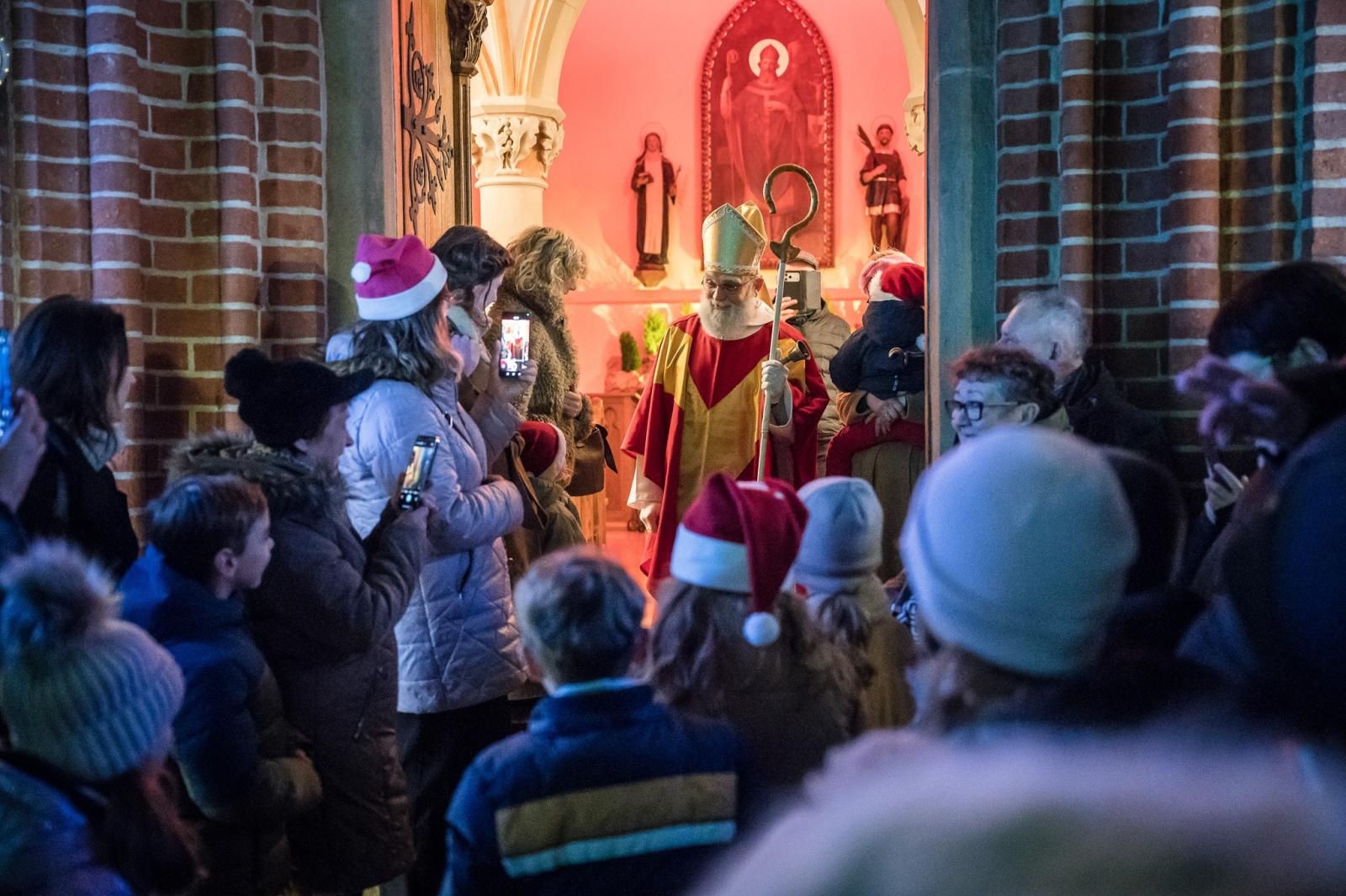 Zdjęcie w galerii na portalu naszraciborz.pl: Zamkowa parada świętego Mikołaja przyciągnęła tłumy. W niedzielę wystąpi TOBY [FOTO i WIDEO] wiadomości z regionu