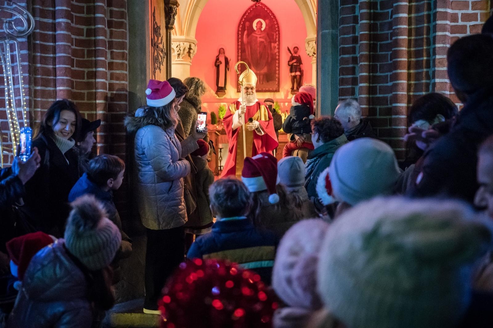 Zdjęcie w galerii na portalu naszraciborz.pl: Zamkowa parada świętego Mikołaja przyciągnęła tłumy. W niedzielę wystąpi TOBY [FOTO i WIDEO] wiadomości z regionu