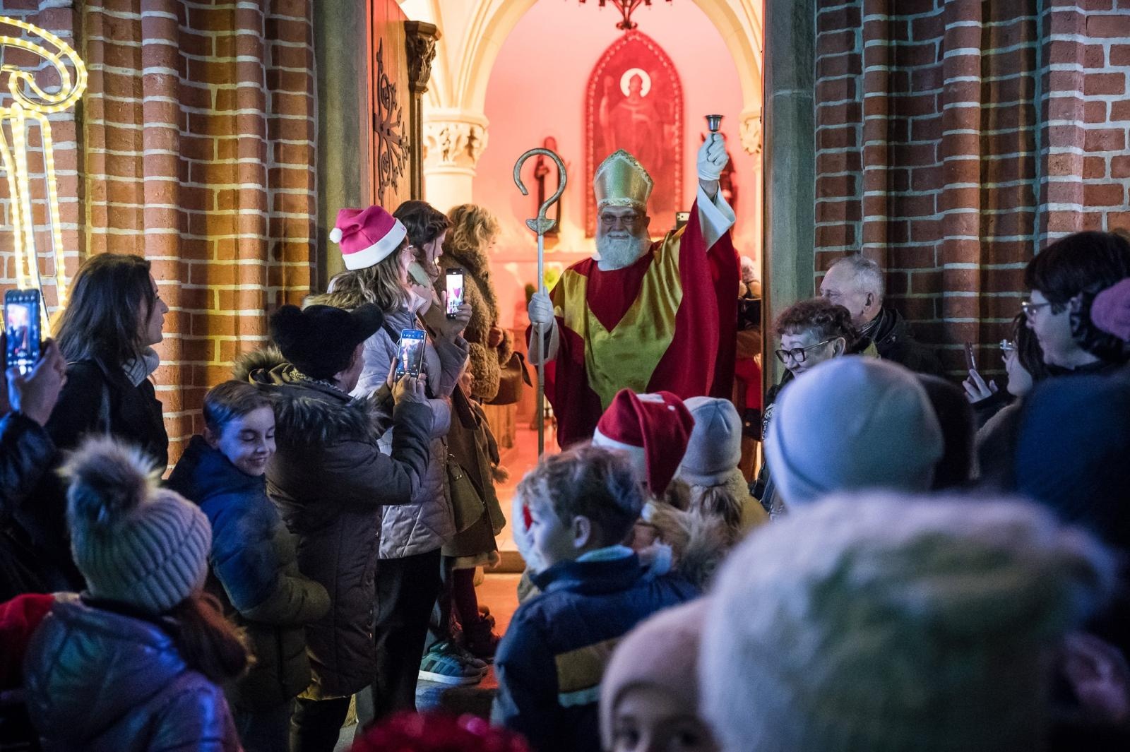 Zdjęcie w galerii na portalu naszraciborz.pl: Zamkowa parada świętego Mikołaja przyciągnęła tłumy. W niedzielę wystąpi TOBY [FOTO i WIDEO] wiadomości z regionu