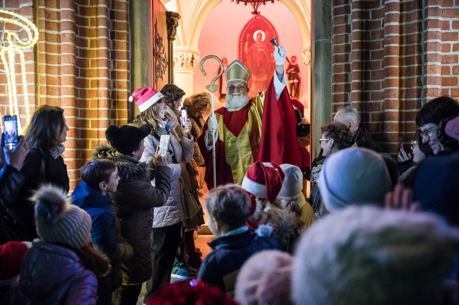 Zdjęcie w galerii na portalu naszraciborz.pl: Zamkowa parada świętego Mikołaja przyciągnęła tłumy. W niedzielę wystąpi TOBY [FOTO i WIDEO] wiadomości z regionu