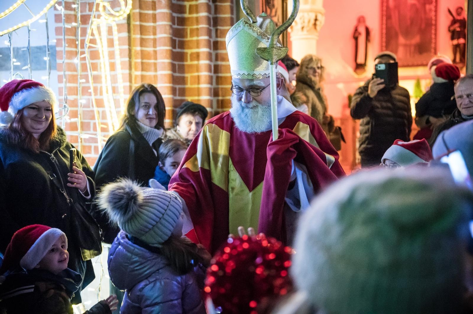 Zdjęcie w galerii na portalu naszraciborz.pl: Zamkowa parada świętego Mikołaja przyciągnęła tłumy. W niedzielę wystąpi TOBY [FOTO i WIDEO] wiadomości z regionu