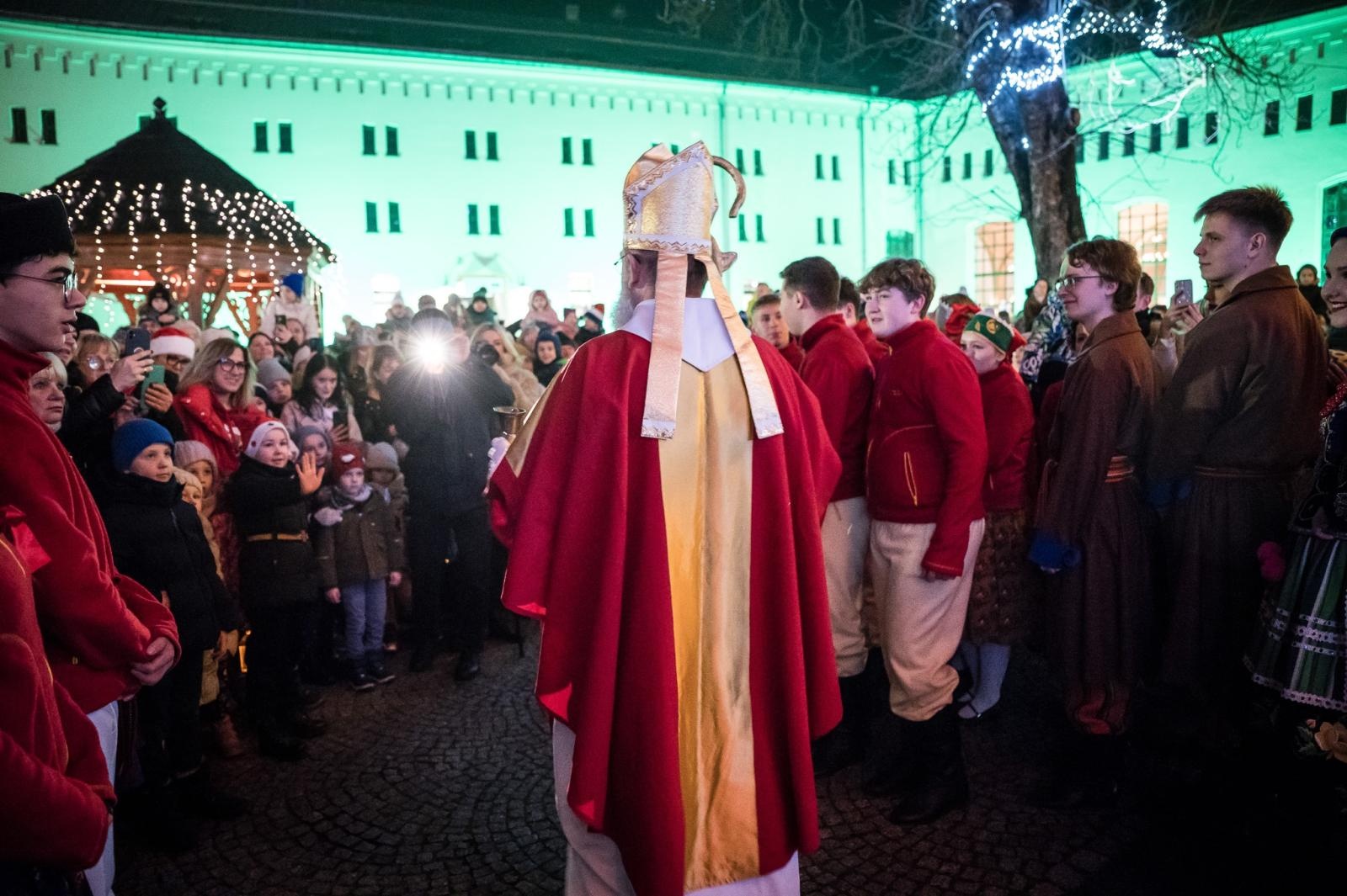 Zdjęcie w galerii na portalu naszraciborz.pl: Zamkowa parada świętego Mikołaja przyciągnęła tłumy. W niedzielę wystąpi TOBY [FOTO i WIDEO] wiadomości z regionu