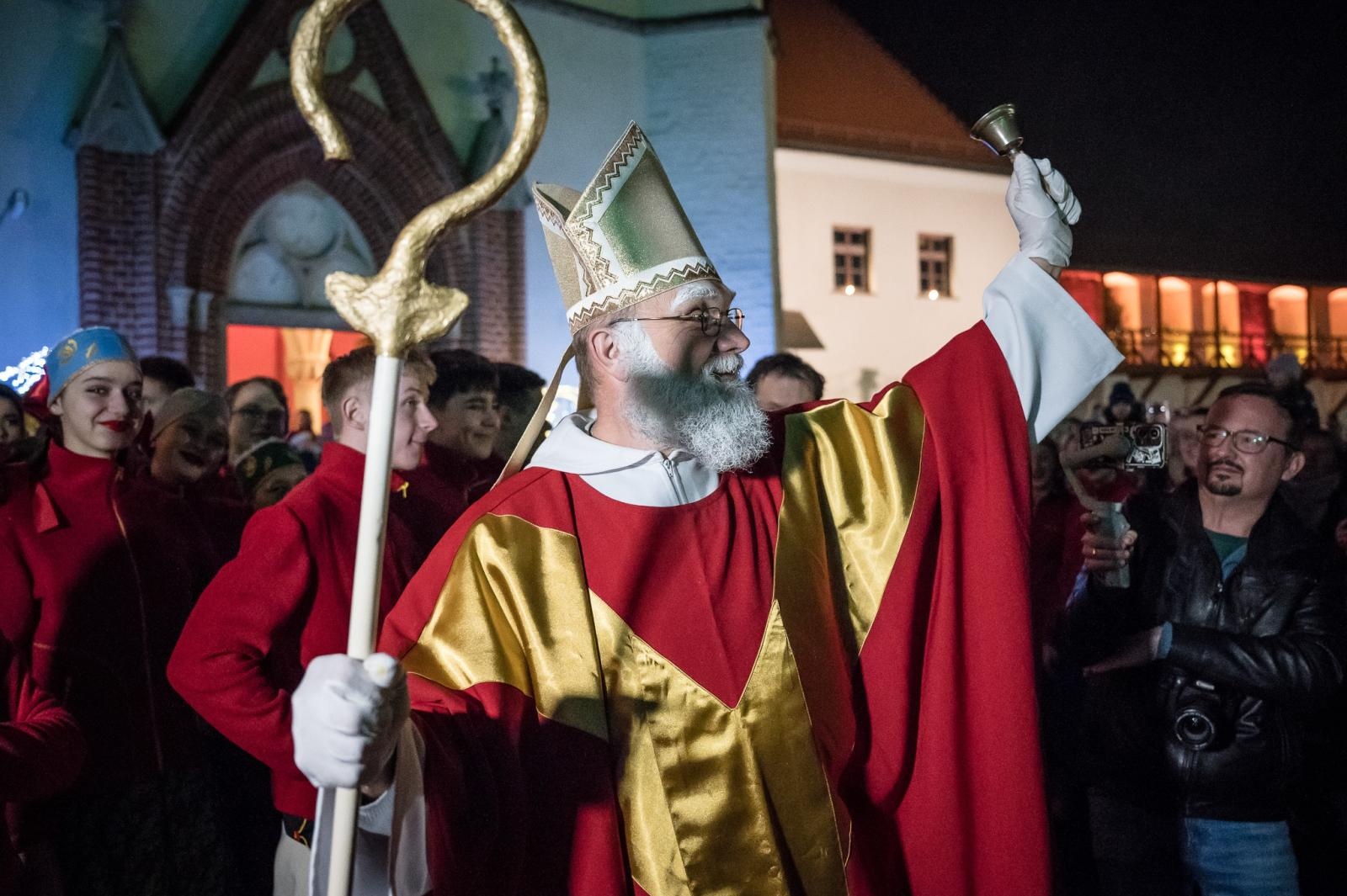 Zdjęcie w galerii na portalu naszraciborz.pl: Zamkowa parada świętego Mikołaja przyciągnęła tłumy. W niedzielę wystąpi TOBY [FOTO i WIDEO] wiadomości z regionu