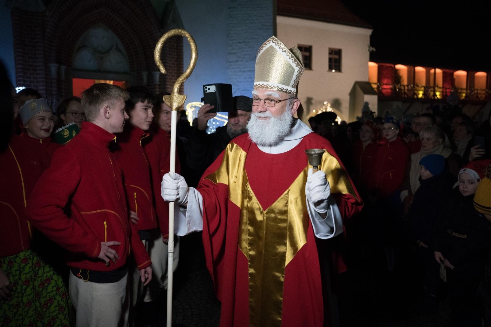 Zdjęcie w galerii na portalu naszraciborz.pl: Zamkowa parada świętego Mikołaja przyciągnęła tłumy. W niedzielę wystąpi TOBY [FOTO i WIDEO] wiadomości z regionu