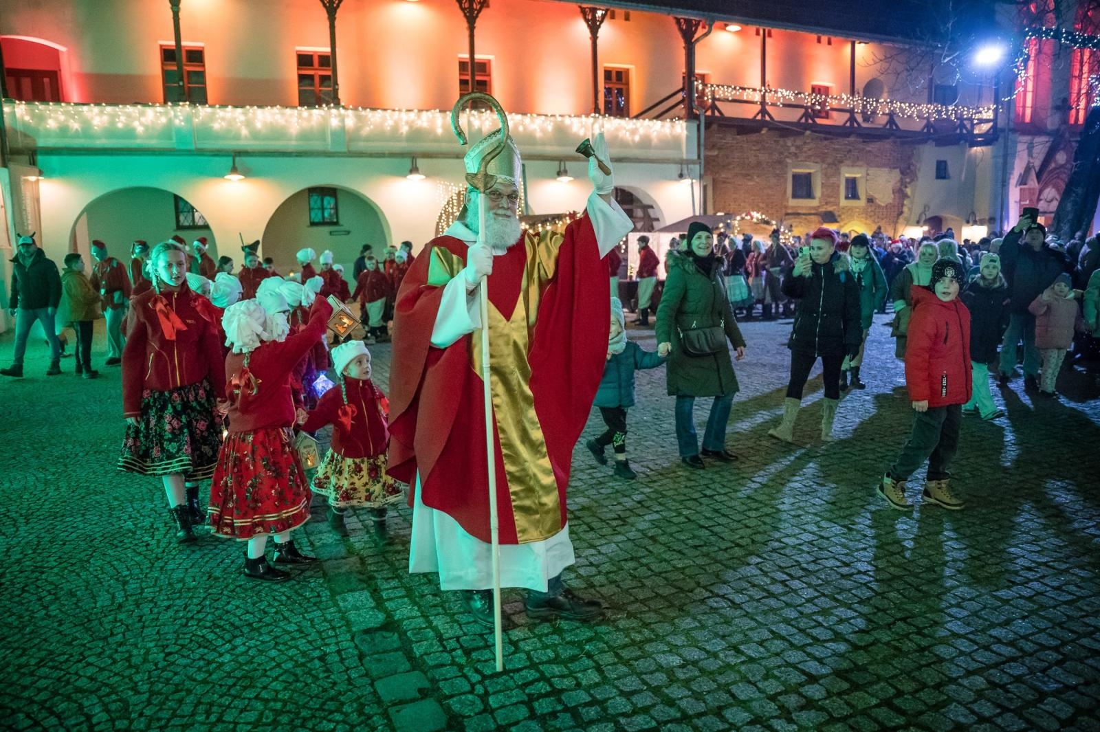 Zdjęcie w galerii na portalu naszraciborz.pl: Zamkowa parada świętego Mikołaja przyciągnęła tłumy. W niedzielę wystąpi TOBY [FOTO i WIDEO] wiadomości z regionu