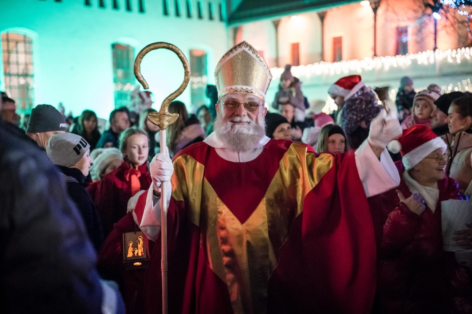 Zdjęcie w galerii na portalu naszraciborz.pl: Zamkowa parada świętego Mikołaja przyciągnęła tłumy. W niedzielę wystąpi TOBY [FOTO i WIDEO] wiadomości z regionu