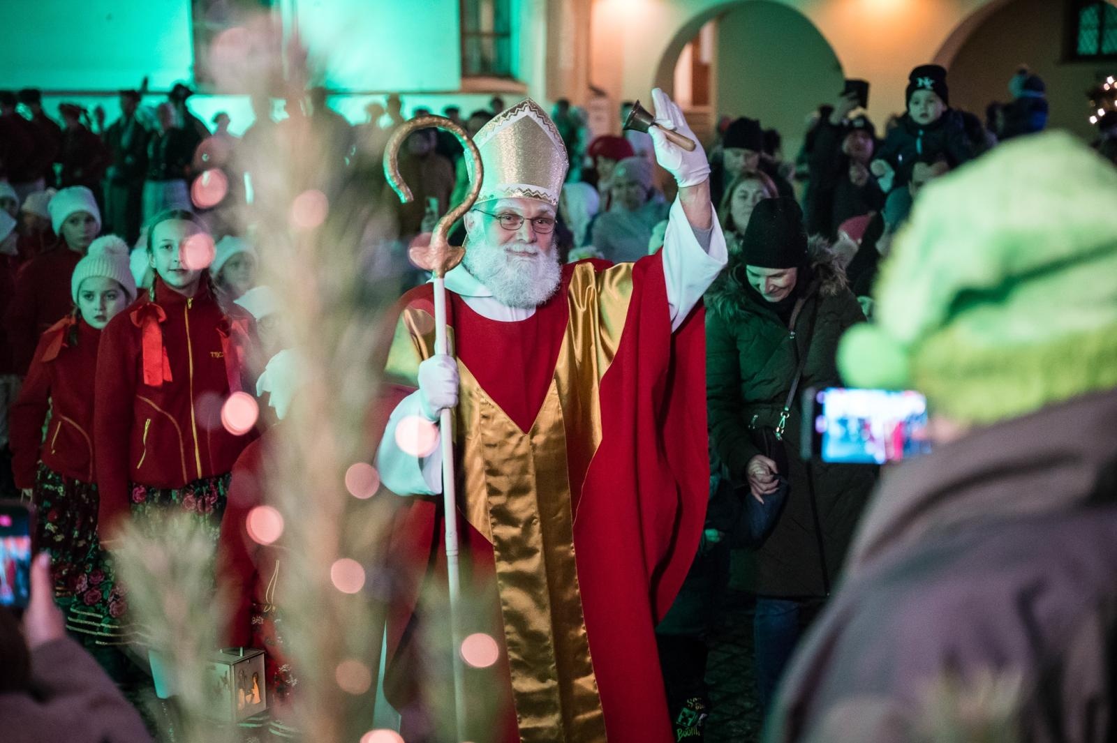 Zdjęcie w galerii na portalu naszraciborz.pl: Zamkowa parada świętego Mikołaja przyciągnęła tłumy. W niedzielę wystąpi TOBY [FOTO i WIDEO] wiadomości z regionu