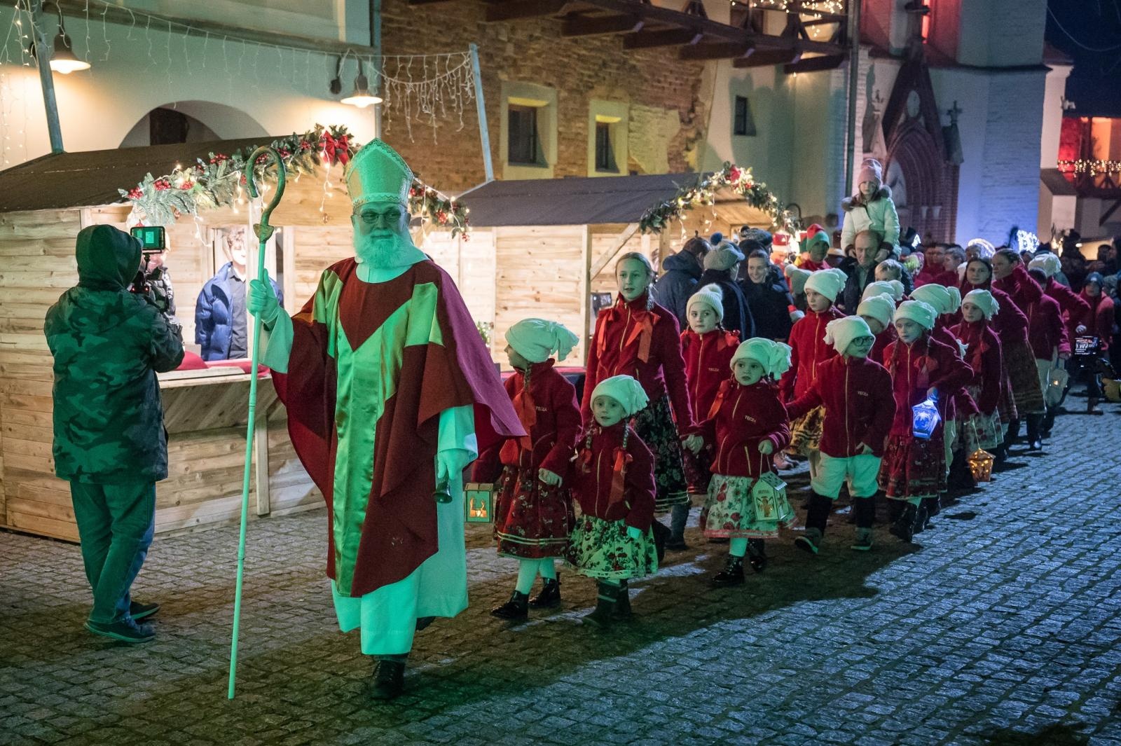 Zdjęcie w galerii na portalu naszraciborz.pl: Zamkowa parada świętego Mikołaja przyciągnęła tłumy. W niedzielę wystąpi TOBY [FOTO i WIDEO] wiadomości z regionu