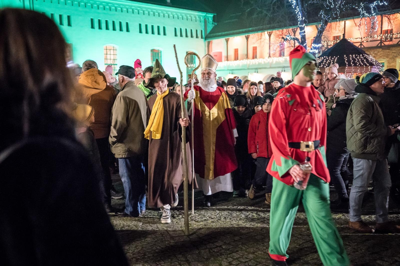 Zdjęcie w galerii na portalu naszraciborz.pl: Zamkowa parada świętego Mikołaja przyciągnęła tłumy. W niedzielę wystąpi TOBY [FOTO i WIDEO] wiadomości z regionu