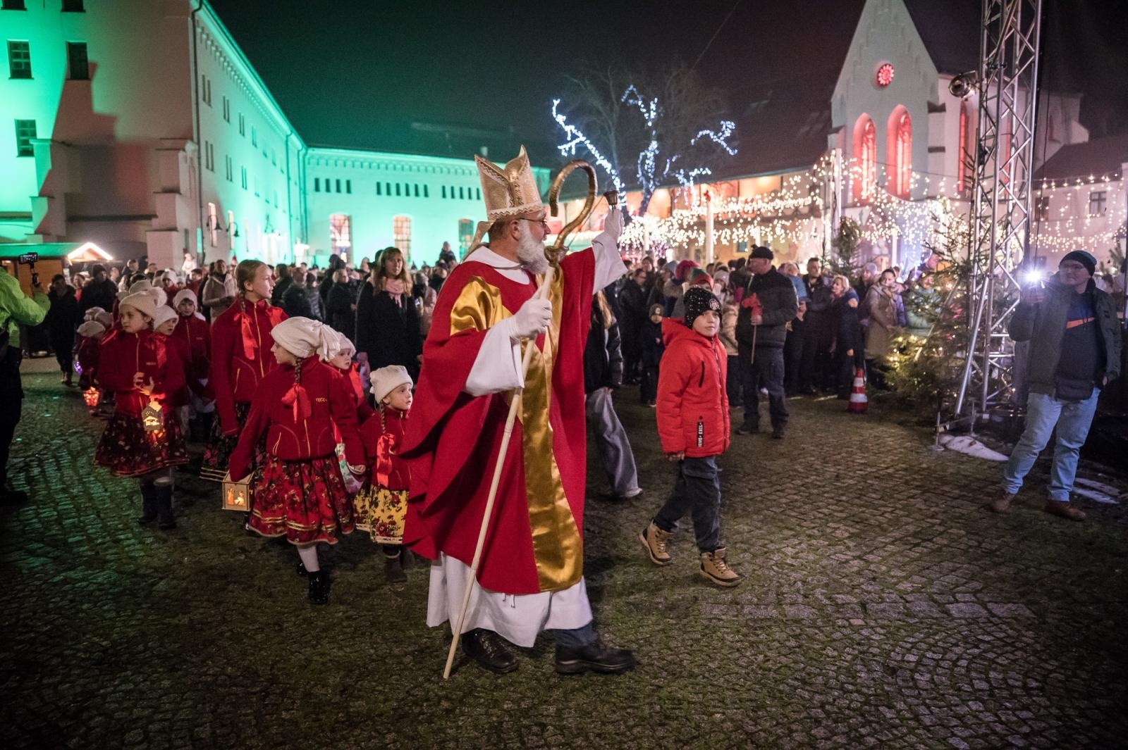 Zdjęcie w galerii na portalu naszraciborz.pl: Zamkowa parada świętego Mikołaja przyciągnęła tłumy. W niedzielę wystąpi TOBY [FOTO i WIDEO] wiadomości z regionu