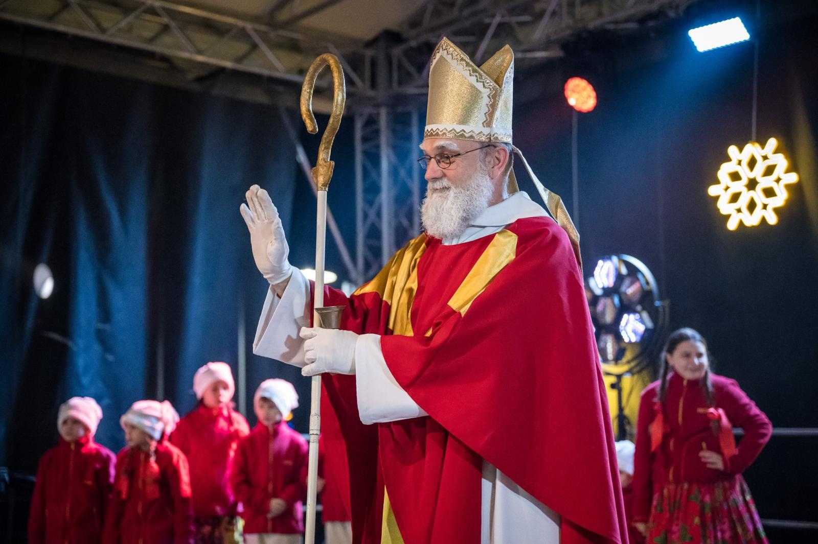 Zdjęcie w galerii na portalu naszraciborz.pl: Zamkowa parada świętego Mikołaja przyciągnęła tłumy. W niedzielę wystąpi TOBY [FOTO i WIDEO] wiadomości z regionu