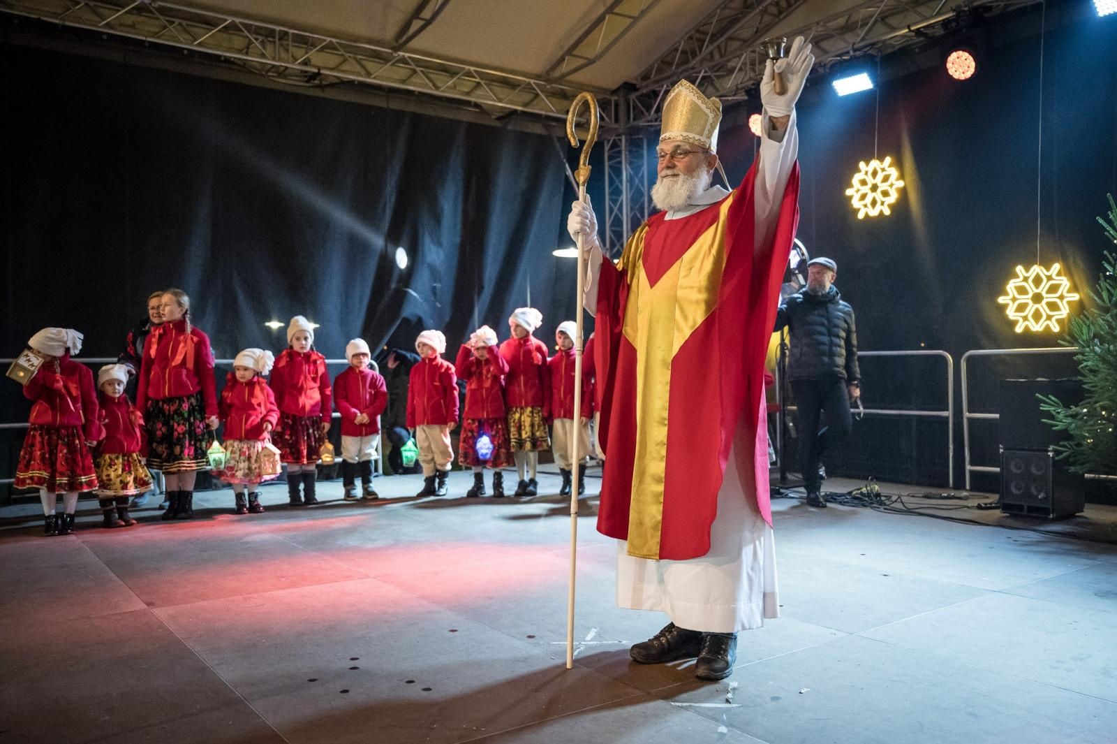 Zdjęcie w galerii na portalu naszraciborz.pl: Zamkowa parada świętego Mikołaja przyciągnęła tłumy. W niedzielę wystąpi TOBY [FOTO i WIDEO] wiadomości z regionu