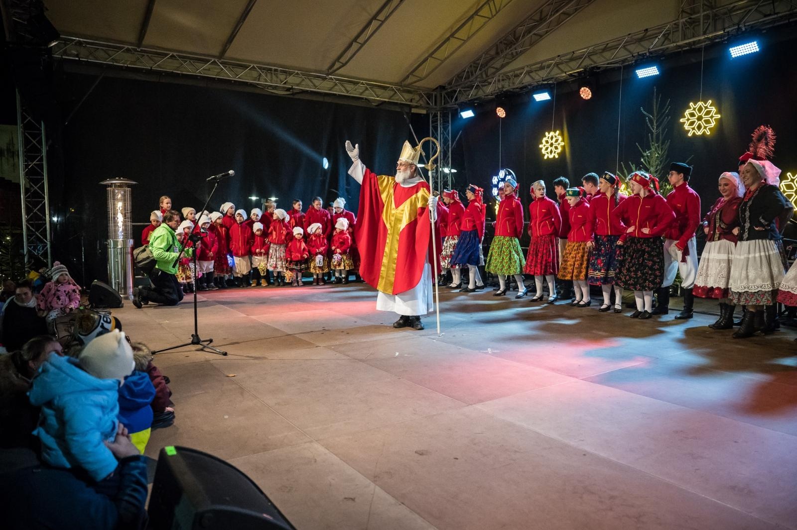 Zdjęcie w galerii na portalu naszraciborz.pl: Zamkowa parada świętego Mikołaja przyciągnęła tłumy. W niedzielę wystąpi TOBY [FOTO i WIDEO] wiadomości z regionu
